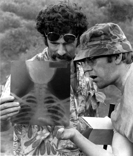 MASH Elliott Gould Donald Sutherland